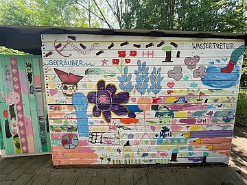 Das Bild zeigt die bunte Wand