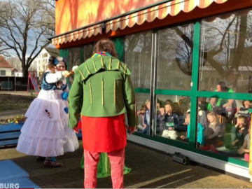 Premiere des Glasscheibentheaters im FRÖBEL-Kindergarten Zwergenhaus am See in Senftenberg